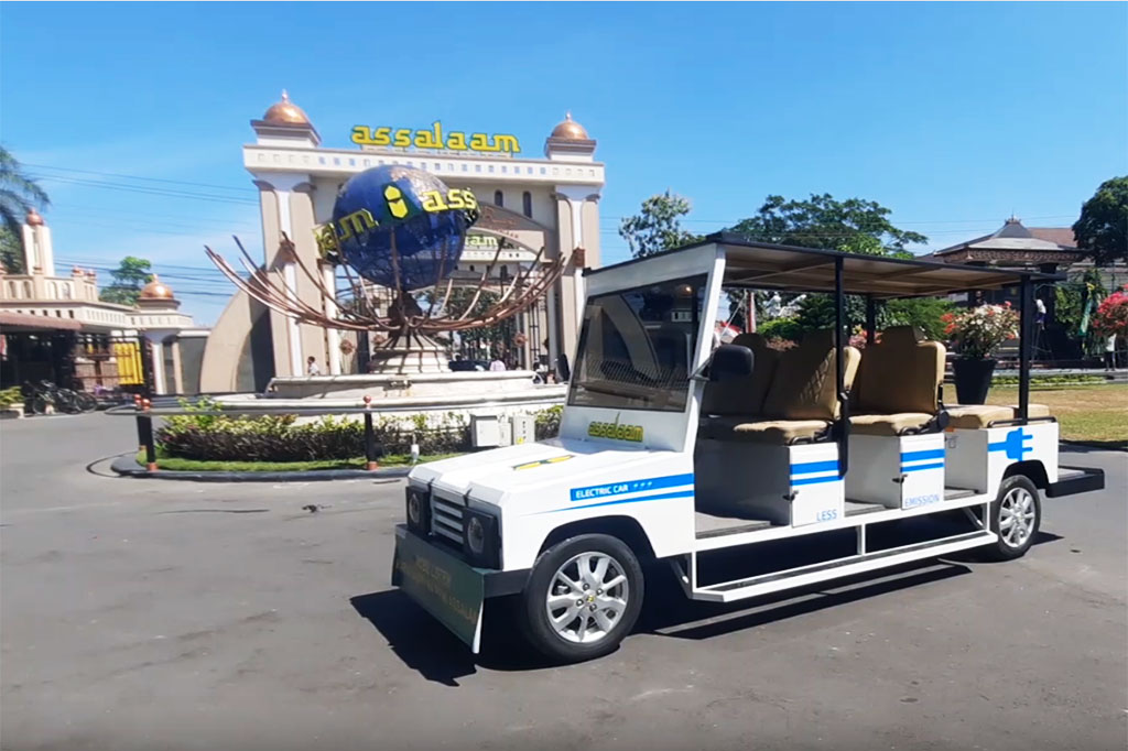 Santri-santri putri Pondok Pesantren Modern Islam Assalaam di Kartasura, Kabupaten Sukoharjo, Jawa Tengah membuat mobil bertenaga listrik. Kreatifitas para santriwati ini berawal dari keinginan mereka untuk menjawab tantangan kebutuhan pondok pensantren.