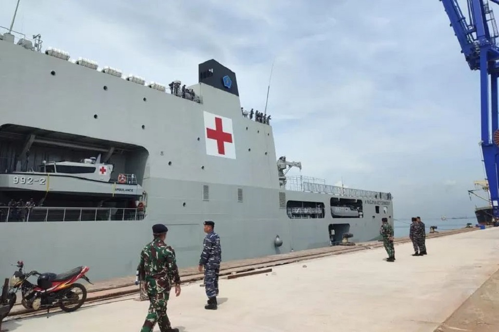 KRI dr. Radjiman Wedyodiningrat-992 dalam sesi latihan direncanakan tidak hanya sebagai kapal perang tetapi juga rumah sakit terapung mengingat kapal itu memiliki perangkat setara 'Rumah Sakit Tipe-C'. 