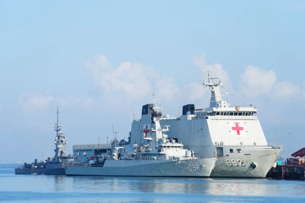 KRI dr. Radjiman Wedyodiningrat-992, yang diresmikan oleh Laksamana TNI Yudo Margono saat beliau menjabat Kepala Staf Angkatan Laut (KSAL) pada Agustus 2022, juga dilengkapi dengan X – Ray Stationary 500 Ma, CT – Scan, C – Arm, Panoramic, Chepalometric Dental X-Ray, Digital Radiography System, USG 4 Dimensi, dan Refrigrator Bank Darah, Central Gas Medic & Generator untuk memproduksi gas oksigen. 