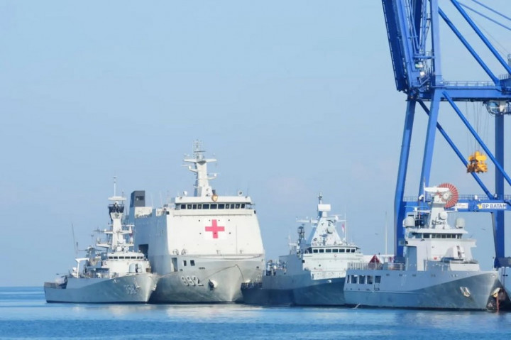 TNI Angkatan Laut (AL) mempersiapkan dua Kapal Republik Indonesia yakni dr. Radjiman Wedyodiningrat dan KRI Jhon Lie dalam rangka meningkatkan profesionalisme prajurit TNI dan militer negara Asean pada latihan bersama Asex 01-Natuna, Dermaga Batu Ampar, Batam, Senin, 18 September 2023. 