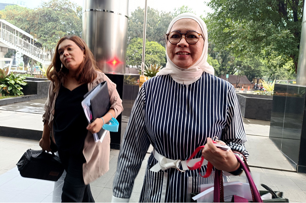 Komisi Pemberantasan Korupsi (KPK) hari ini memeriksa eks Direktur Utama PT Pertamina (Persero) 2009-2014 Karen Agustiawan terkait penyidikan dugaan korupsi pengadaan gas alam cair atau 'liquefied natural gas' (LNG) di PT Pertamina Tahun 2011-2014.