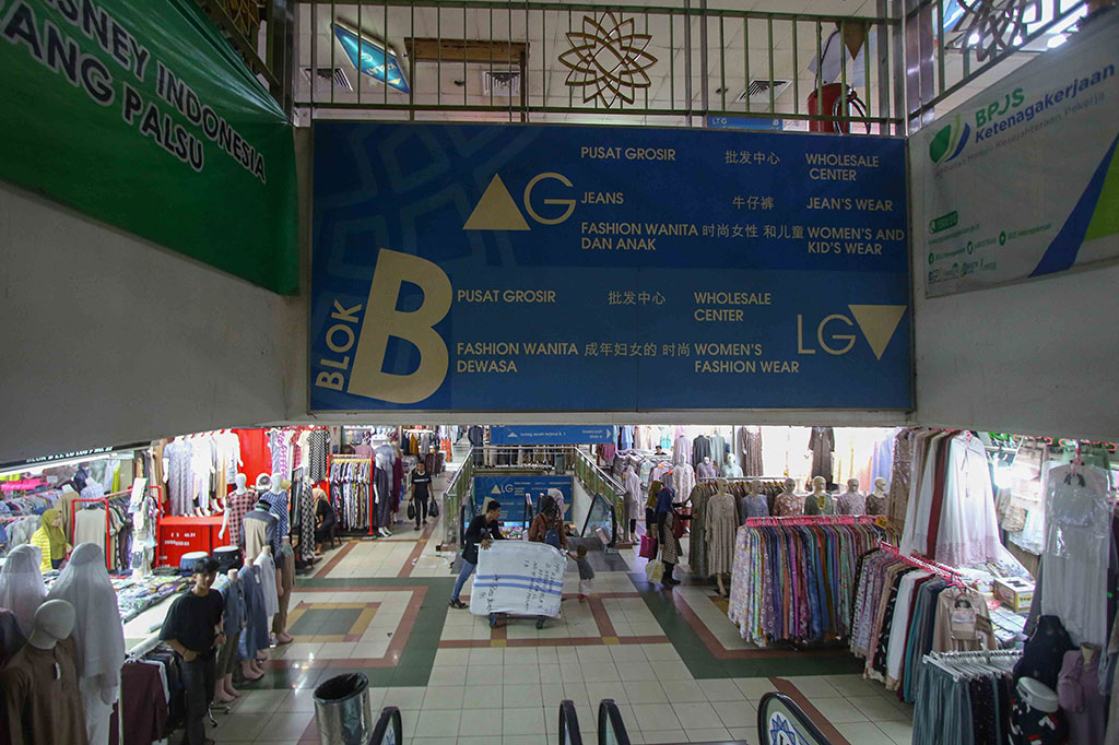 Pedagang menunggu konsumen di kiosnya di antara kios yang sebagian tutup di Blok B Pasar Tanah Abang, Jakarta Pusat, Selasa, 19 September 2023. 