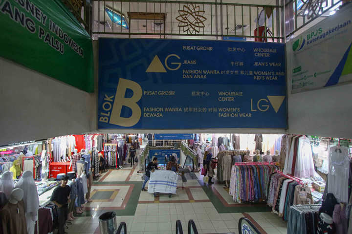 Pedagang menunggu konsumen di kiosnya di antara kios yang sebagian tutup di Blok B Pasar Tanah Abang, Jakarta Pusat, Selasa, 19 September 2023. 