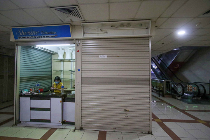 Salah satunya adalah para pedagang di Pasar Tanah Abang. Beberapa waktu lalu bahkan sempat viral para pedagang hingga kuli angkut atau porter mengeluh karena minimnya penghasilan.