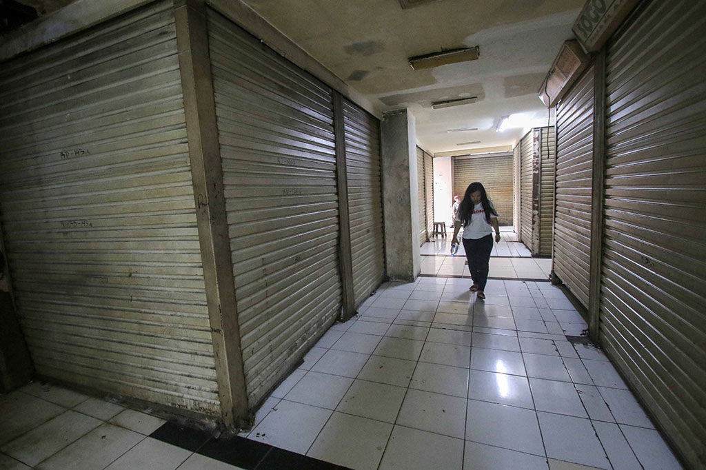 Banyak pedagang kini yang gulung tikar dan menutup gerainya akibat sepinya pengunjung pasar.