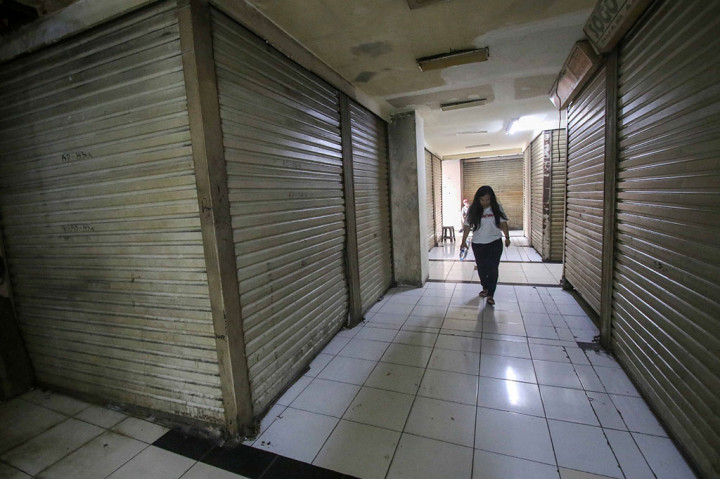 Banyak pedagang kini yang gulung tikar dan menutup gerainya akibat sepinya pengunjung pasar.