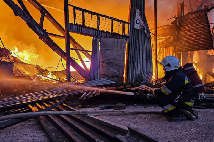 Drone menyerang Kota Lviv, Ukraina, Selasa, 19 September 2023 pagi, menyebabkan kebakaran gudang dan melukai sedikitnya satu orang.