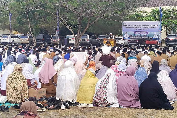 Salat istisqa ini digelar di lapangan upacara Kompleks Perkantoran Terpadu Tanjung Senai Indralaya. Ada ribuan pegawai Pemerintah Kabupaten Ogan Ilir dan warga ikut salat istisqa tersebut.