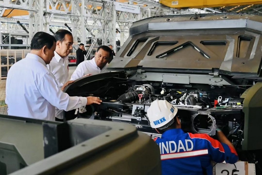 Presiden Joko Widodo menyampaikan apresiasi terhadap PT Pindad yang telah melakukan perkembangan yang sangat cepat dalam industri pertahanan Tanah Air. Apresiasi tersebut disampaikan Kepala Negara usai berkunjung ke PT Pindad (Persero) di Kota Bandung, Provinsi Jawa Barat pada Selasa, 19 September 2023.