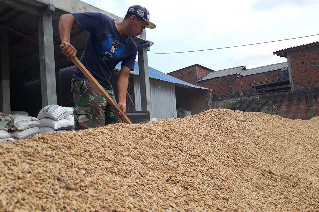 Harga beras kian melonjak di Kabupaten Malang, Jawa Timur, sebelumnya Rp12 ribu per kg menjadi Rp13.200 per kg.