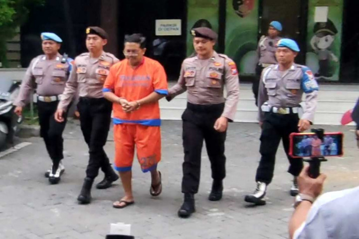 Aparat Reskrim Polresta Sidoarjo menangkap Direktur PT Syifa Tata Graha Yoyok Triyogo, 54, karena menipu puluhan konsumen pembeli rumah. 