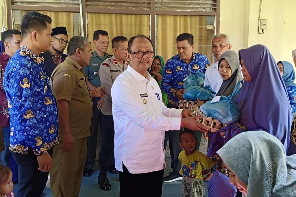 Dalam rangka mensukseskan Pemilihan Umum (Pemilu) Tahun 2024, Pemerintah Kabupaten (Pemkab) Simalungun bersama Forum Komunikasi Pimpinan Daerah (Forkopimda) menggelar Rapat Koordinasi (Rakor) yang dirangkai dengan pemberian bantuan kepada 33 anak stunting yang merupakan anak asuh Bupati Simalungun Radiapoh Hasiholan Sinaga di Kecamatan Bandar Huluan Simalungun.