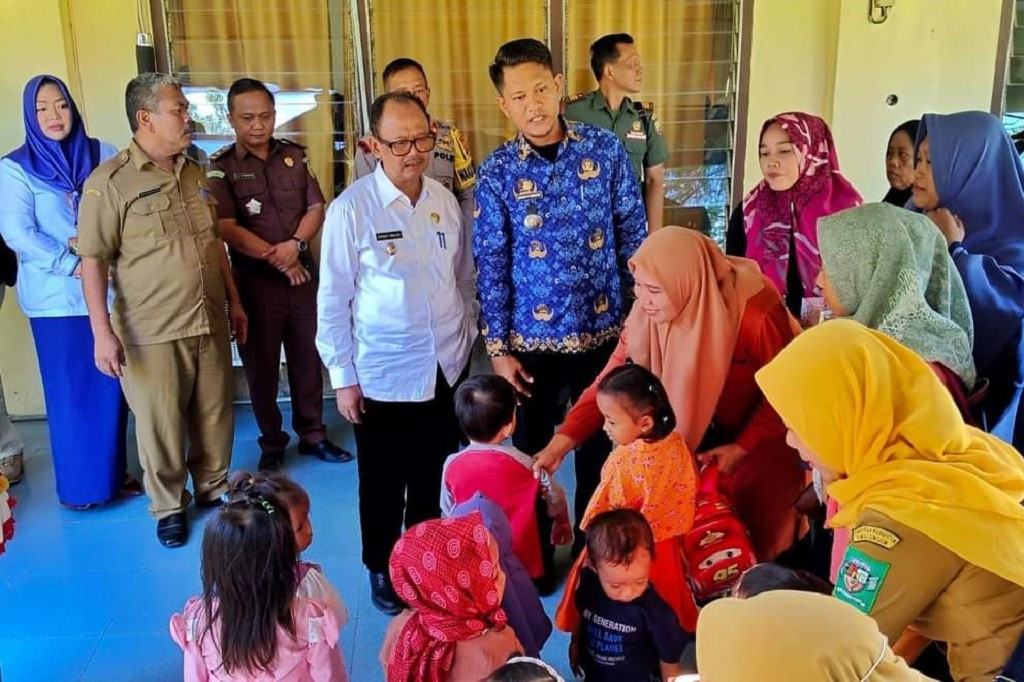 Wakil Bupati Simalungun Zonny Waldi berharap melalui pemberian bantuan kepada anak stunting di Bandar Huluan Simalungun menjadikan anak stunting semakin lebih sehat.