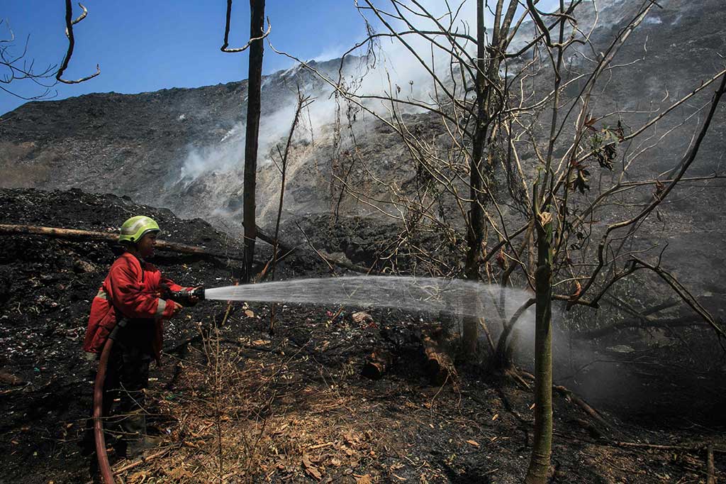 Petugas terus berupaya memadamkan api di Tempat Pembuangan Akhir (TPA) Putri Cempo Solo, Jawa Tengah. Titik api di TPA Putri Cempo Solo kini tinggal 30 persen setelah berbagai upaya pemadaman kebakaran dilakukan.