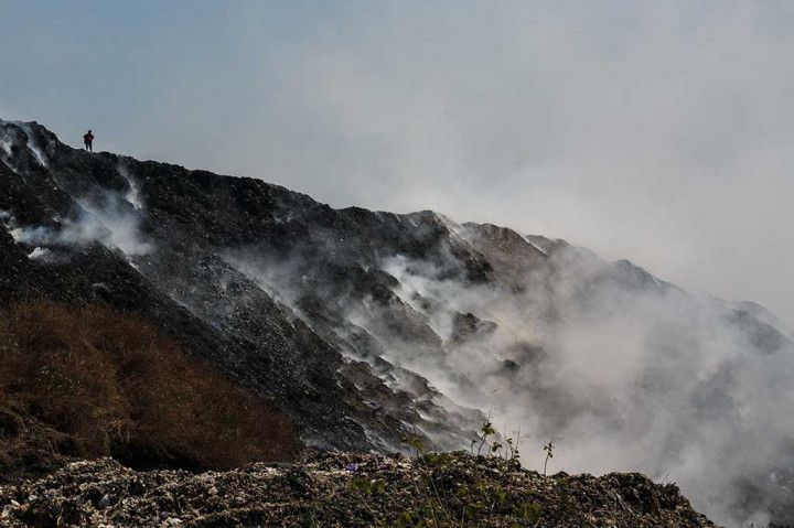 Gatot juga menyampaikan bahwa pemadaman kebakaran di bagian utara dan timur TPA Putri Cempo cukup sulit karena area tersebut susah dijangkau.