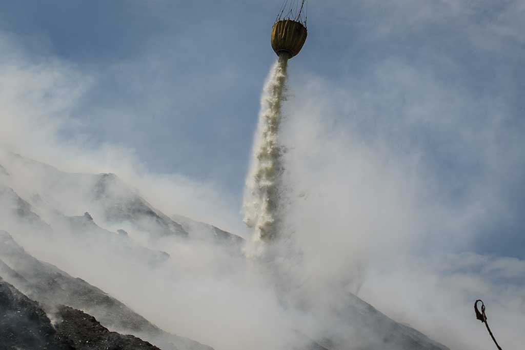 Gatot menjelaskan bahwa dalam setiap kali jalan satu helikopter milik Badan Nasional Penanggulangan Bencana (BNPB) bisa mengangkut 3.000 sampai 4.000 liter air untuk keperluan pengeboman air. 