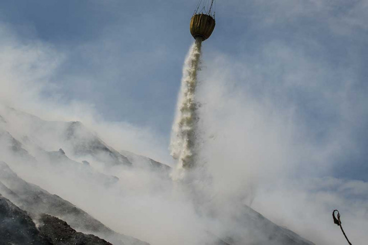 Gatot menjelaskan bahwa dalam setiap kali jalan satu helikopter milik Badan Nasional Penanggulangan Bencana (BNPB) bisa mengangkut 3.000 sampai 4.000 liter air untuk keperluan pengeboman air. 