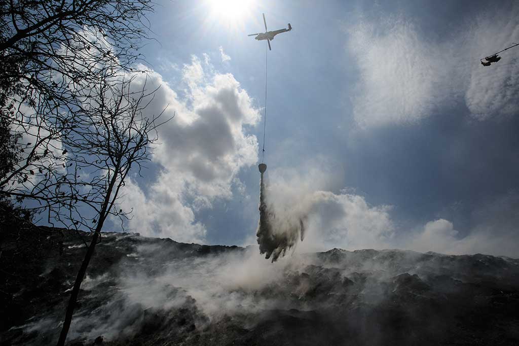 Ia mengatakan bahwa upaya pemadaman kebakaran dengan pengeboman air juga tidak membahayakan keselamatan petugas pemadam. 