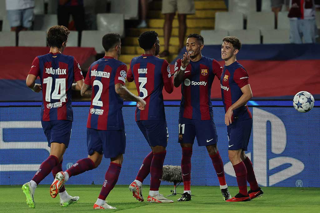 Hanya berselang tiga menit, Barcelona kembali menambah keunggulan menjadi 3-0 melalui gol bunuh diri bek sayap Royal Antwerp Jelle Bataile.