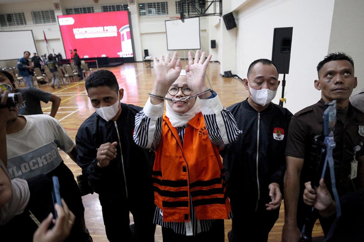 Mantan Direktur Utama (Dirut) PT Pertamina (Persero) Karen Agustiawan ditahan Komisi Pemberantasan Korupsi (KPK). Dia merupakan tersangka dugaan rasuah pengadaan liquefied natural gas (LNG) di PT Pertamina (Persero) 2011-2021.