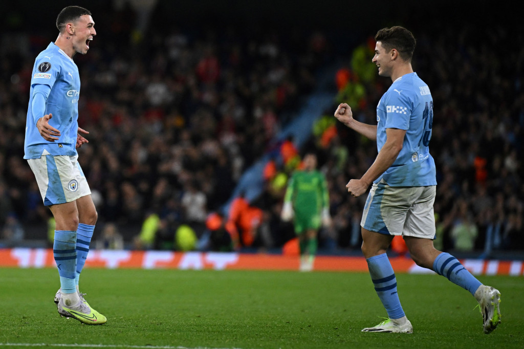 Pada menit ke-59, tendangan bebas Alvarez tidak mampu diantisipasi dengan baik oleh Glazer hingga membuat Manchester City berbalik unggul 2-1.