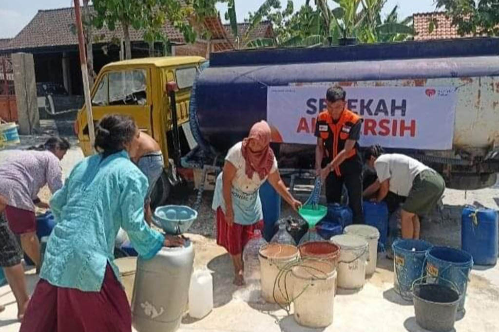 Cuaca pada Rabu, 20 September 2023 siang itu cukup terasa panas, tanaman jati yang berada di sepanjang perjalanan memasuki Blora juga merangas dengan daun mengering dan berguguran, sesekali harus mengusap keringat meskipun berada di Blora yang hampir 50 persen wilayahnya adalah hutan karena kemarau panjang ini.