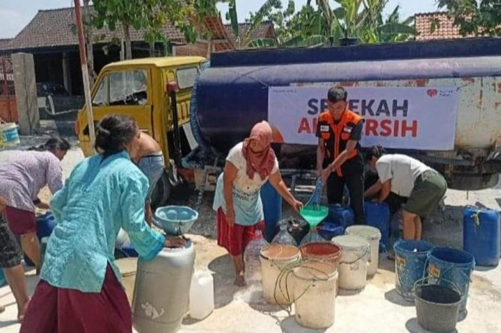 Cuaca pada Rabu, 20 September 2023 siang itu cukup terasa panas, tanaman jati yang berada di sepanjang perjalanan memasuki Blora juga merangas dengan daun mengering dan berguguran, sesekali harus mengusap keringat meskipun berada di Blora yang hampir 50 persen wilayahnya adalah hutan karena kemarau panjang ini.