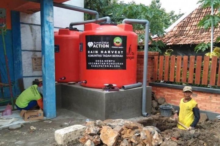 Sejak musim kemarau, dua kali hujan turun di Kabupaten Blora, Jawa Tengah, namun tidak mengurangi kekeringan di daerah ini. Sebanyak 188 desa di 16 kecamatan mengalami kesulitan air bersih hingga ratusan ribu warganya harus mengandalkan bantuan air bersih, menggali dasar sungai yang mengering atau mencari sumber mata air cukup jauh.