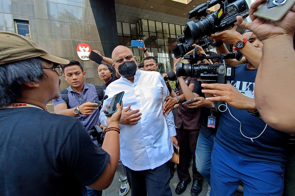 Pemeriksaan LHKPN naik ke tahap penyidikan. Kini, dia berstatus tersangka dalam dugaan penerimaan gratifikasi dan pencucian uang. 