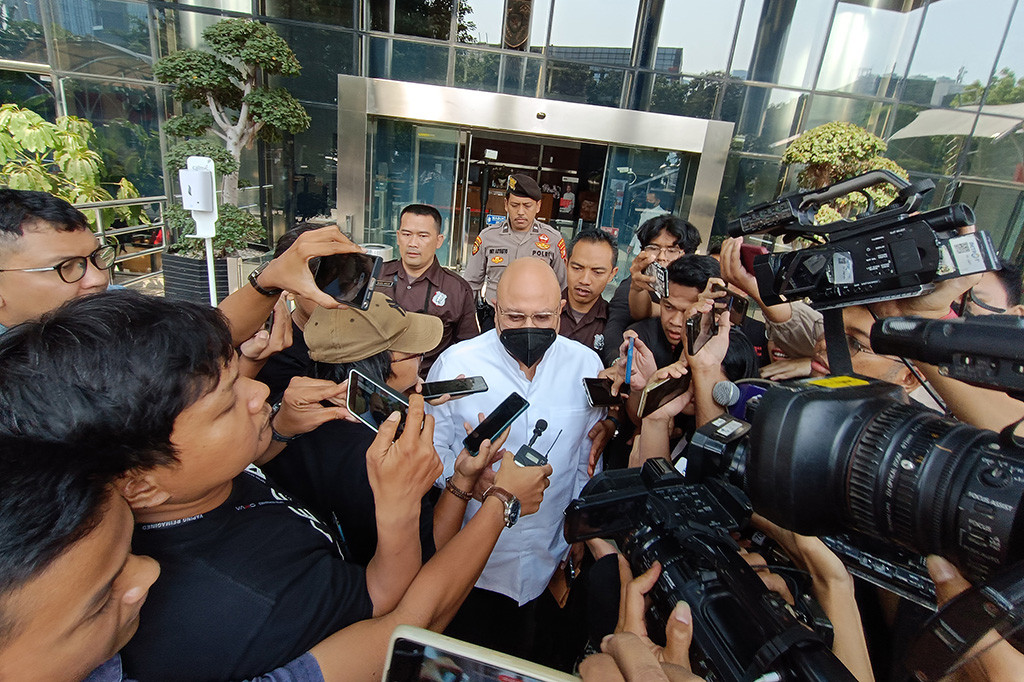 Para saksi lainnya yakni dua pegawai negeri sipil (PNS) Beni Novri Basran, dan Abdurokhim, serta dua pihak swasta Prawidya Nugroho, dan Adi Putra Prajitna.