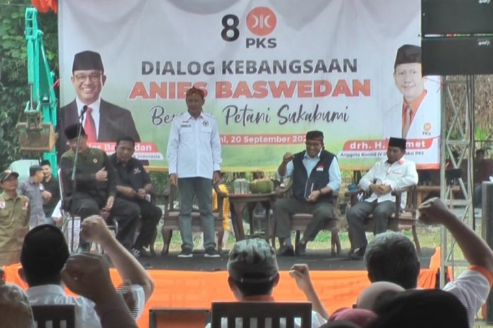 Kedatangan Anies Baswedan ke salah satu lokasi yang menjadi agenda kunjungannya ke Sukabumi, Jawa Barat, yaitu di Kecamatan Sukaraja, Kabupaten Sukabumi disambut para petani dari berbagai wilayah di Kabupaten Sukabumi. Bacapres Anies disambut ribuan relawan dan petani yang didominasi ibu-ibu sambil berteriak presiden. 