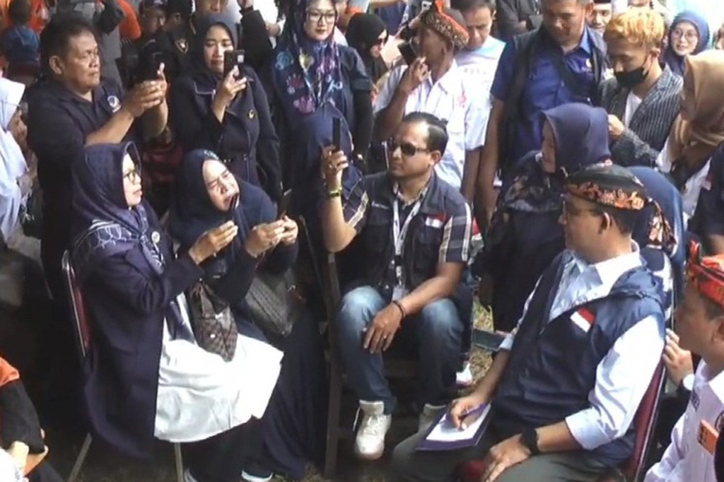 Sementara itu, Anies juga menanggapi terkait mencuatnya pilpres yang hanya akan diikuti dua poros pengusung. Kabar tersebut sangatlah tidak penting. Anies hanya akan fokus dalam agendanya, yakni fokus dalam perubahan kesejahteraan untuk menjadi Indonesia yang lebih adil. 