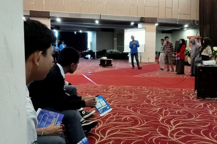 Dua penerima OSC dari Unifa pun berbagi tips dan trik untuk bisa bersaing dan meraih OSC dan akhirnya bisa menyelesaikan bangku kuliah di Unifa. Yaitu Andi Arini asal Kota Makassar, Sulsel dari Program Studi Teknik Sipil dan Nurmeli asal Wakatobi, Sulawesi Tenggara dari Program Sastra Inggris Unifa.