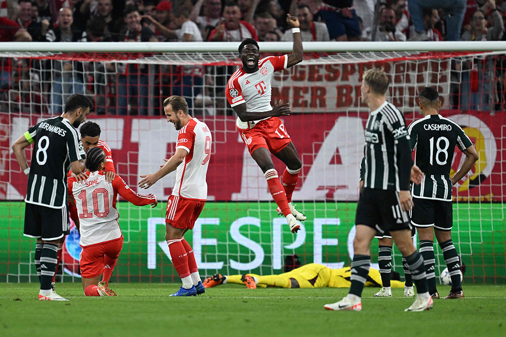 Bayern langsung mengambil inisiatif menyerang sejak awal laga, namun baru dapat memecah kebuntuan pada menit ke-28. Berawal dari umpan yang dikirimkan oleh Harry Kane, bola dapat disambut kaki kiri Leroy Sane untuk membobol gawang MU sehingga skor berubah menjadi 1-0.