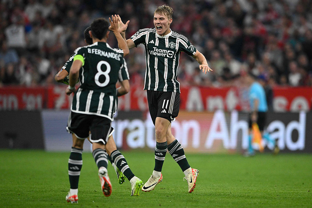 Selanjutnya memasuki babak kedua, MU mengambil inisiatif menyerang terlebih dahulu dan sukses memperkecil ketertinggalan menjadi 1-2 berkat gol dari Rasmus Hojlund pada menit ke-49 memanfaatkan umpan Marcus Rashford.