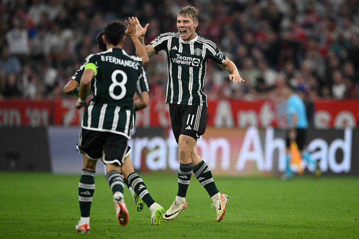 Selanjutnya memasuki babak kedua, MU mengambil inisiatif menyerang terlebih dahulu dan sukses memperkecil ketertinggalan menjadi 1-2 berkat gol dari Rasmus Hojlund pada menit ke-49 memanfaatkan umpan Marcus Rashford.