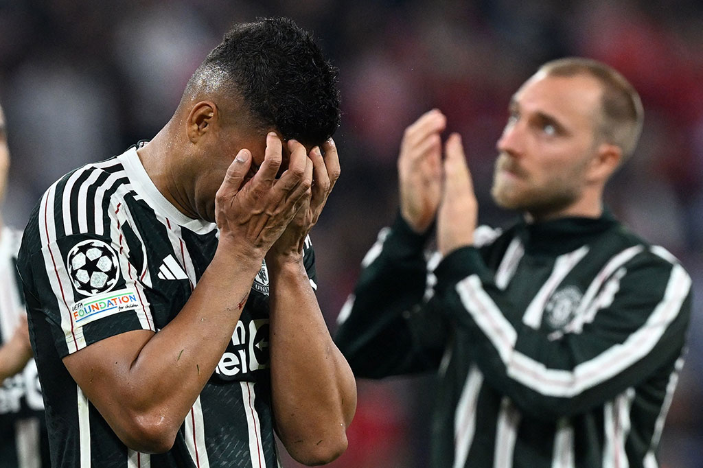 MU memperkecil ketertinggalan melalui gol Casemiro memanfaatkan umpan Anthony Martial sehingga skor berubah menjadi 2-3.