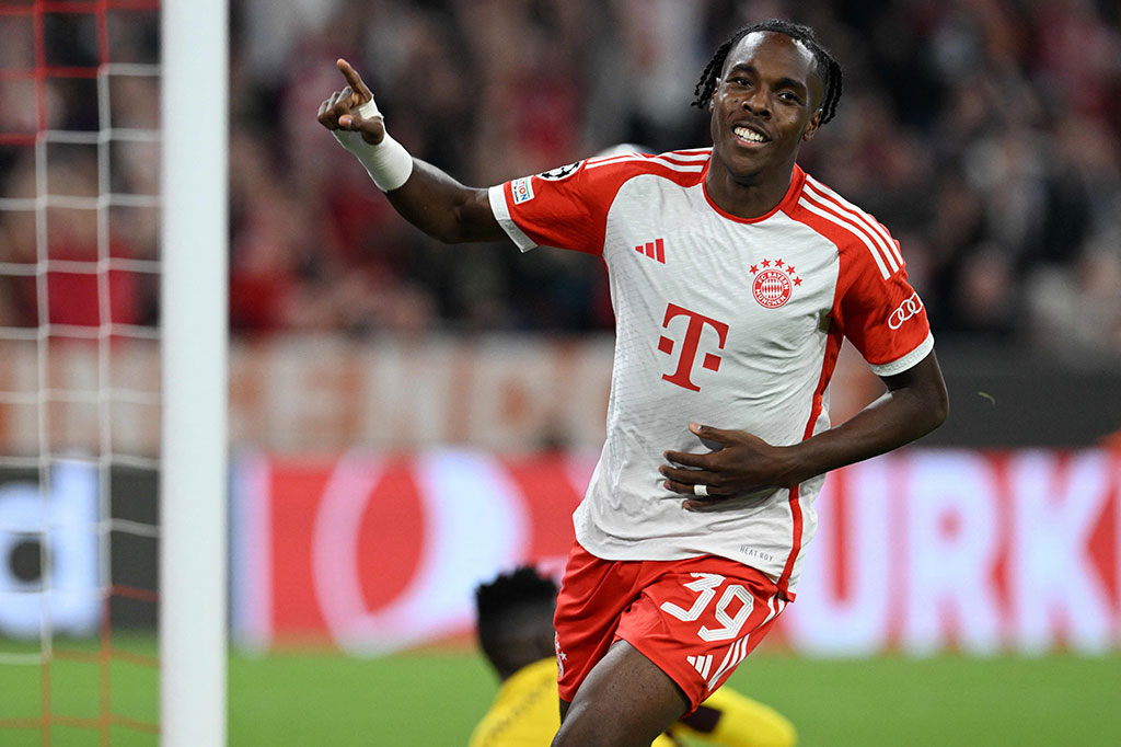 MU memperkecil ketertinggalan melalui gol Casemiro memanfaatkan umpan Anthony Martial sehingga skor berubah menjadi 2-3.