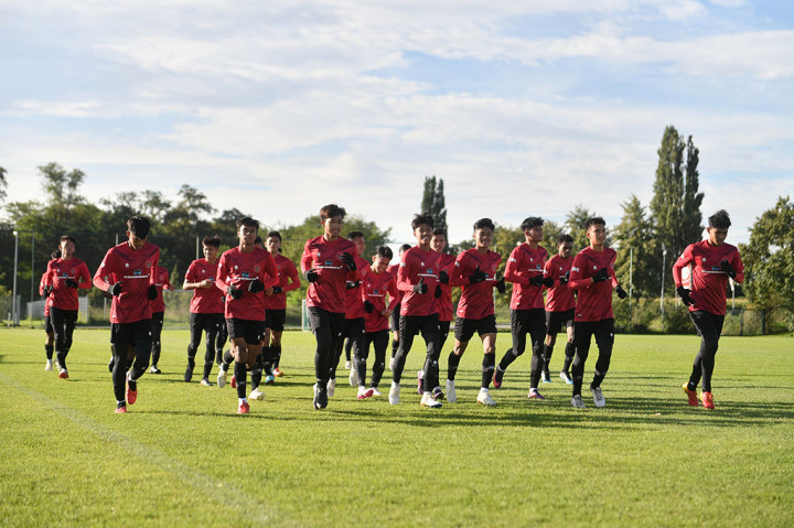 Pemain tim U-17 Indonesia melakukan pemusatan latihan (training camp) di lapangan latihan milik klub Borussia Muenchengladbach, Jerman, Rabu, 20 September 2023. Tim asuhan pelatih Bima Sakti tersebut berlatih dan uji tanding di Jerman selama lima pekan sebagai persiapan untuk berlaga di Piala Dunia U-17 Indonesia 2023.