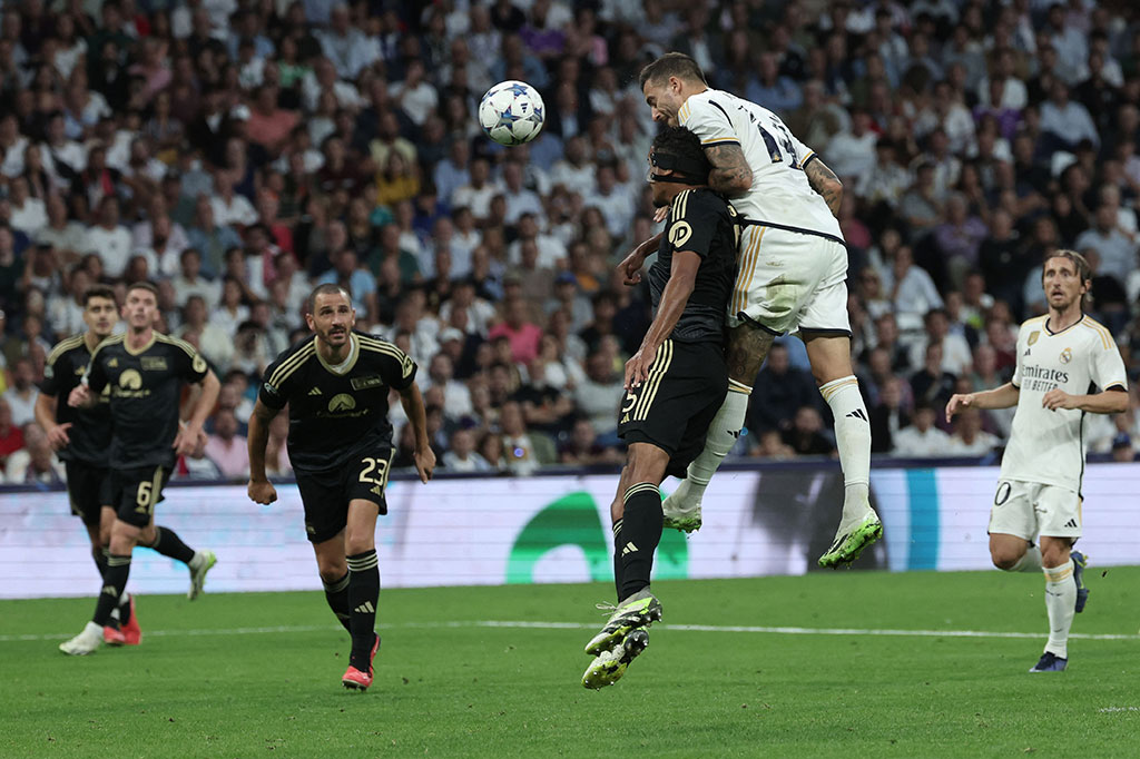 Real Madrid mengambil inisiatif menyerang terlebih dahulu dan langsung menebar ancaman melalui sundulan Joselu. Sayang bola masih dapat diamankan kiper Union Berlin Frederik Roennow. Joselu kembali mendapatkan peluang untuk membawa Madrid unggul, tetapi kali ini sundulannya masih menyamping.