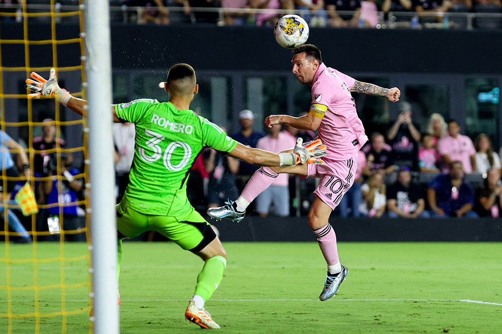 Messi melewatkan kekalahan 5-2 hari Sabtu di Atlanta karena apa yang dikatakan pelatih Gerardo Martino sebagai kelelahan otot setelah kembali dari tugas internasional bersama Argentina.
