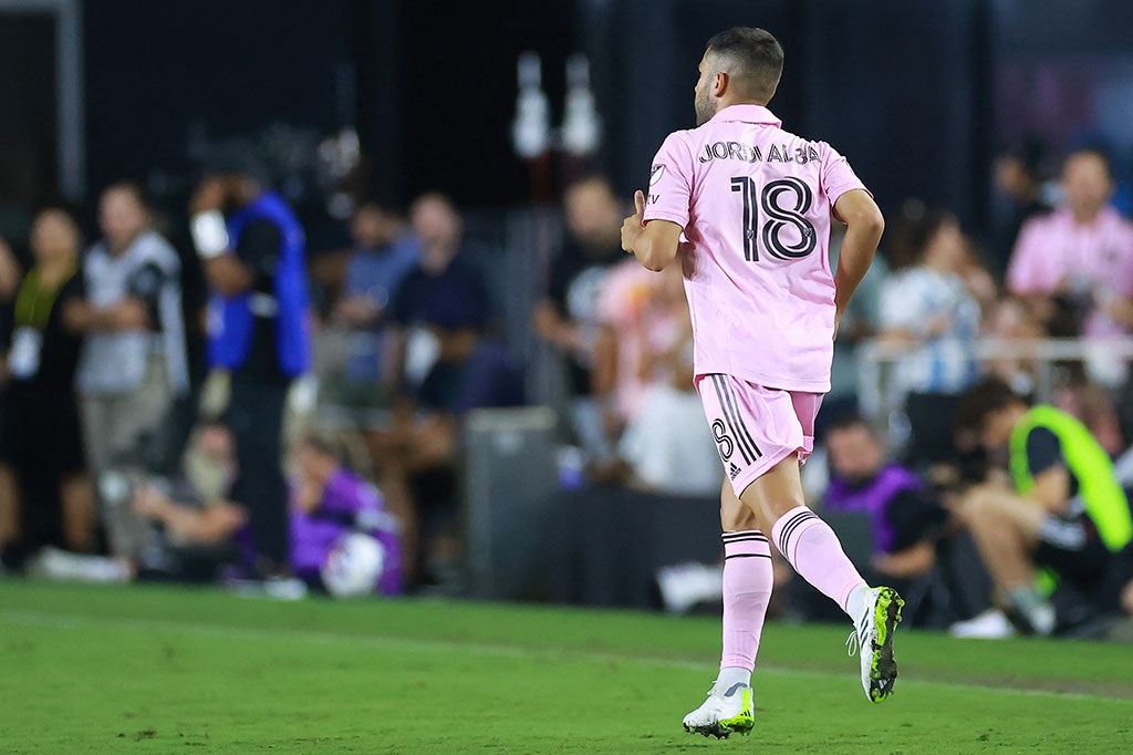 Mantan rekan setimnya di Barcelona Jordi Alba juga melewatkan pertandingan itu, tetapi mulai bermain melawan Toronto, namun dia juga harus meninggalkan lapangan tertatih-tatih hanya tiga menit sebelum Messi.
