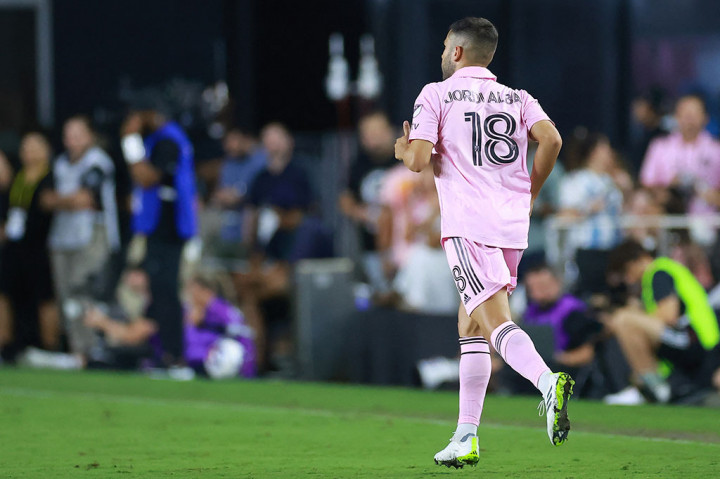 Mantan rekan setimnya di Barcelona Jordi Alba juga melewatkan pertandingan itu, tetapi mulai bermain melawan Toronto, namun dia juga harus meninggalkan lapangan tertatih-tatih hanya tiga menit sebelum Messi.
