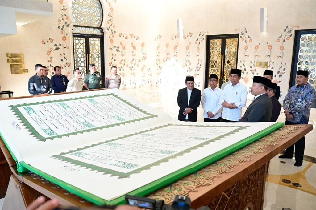 Mushaf Al Quran raksasa tersebut kemudian diserahkan oleh Presiden Jokowi ke Masjid Sheikh Zayed Solo.