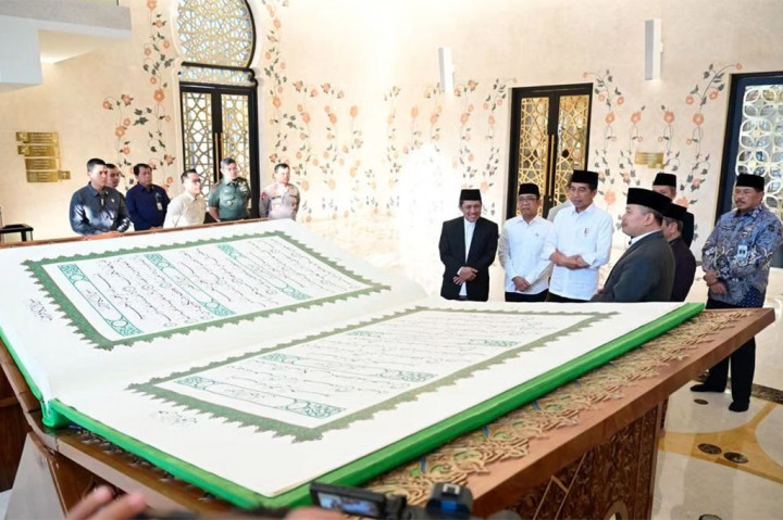 Mushaf Al Quran raksasa tersebut kemudian diserahkan oleh Presiden Jokowi ke Masjid Sheikh Zayed Solo.