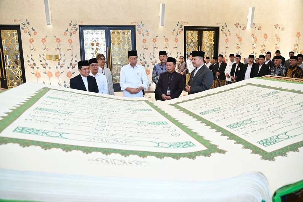 Presiden Joko Widodo (Jokowi) menerima mushaf Al-Quran yang ditulis tangan oleh tim ahli dari Universitas Sains Al-Quran (Unsiq), di Masjid Mohammed bin Zayed, Surakarta, Jawa Tengah, Kamis, 21 September 2023.