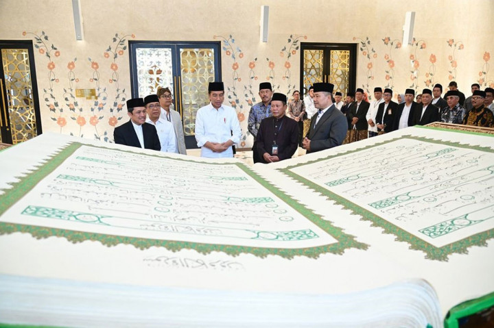 Presiden Joko Widodo (Jokowi) menerima mushaf Al-Quran yang ditulis tangan oleh tim ahli dari Universitas Sains Al-Quran (Unsiq), di Masjid Mohammed bin Zayed, Surakarta, Jawa Tengah, Kamis, 21 September 2023.