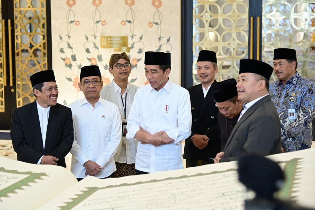 Setibanya di Masjid Mohammed bin Zayed sekitar pukul 06.15 WIB, Presiden terlebih dahulu melakukan salat duha sebelum menuju tempat diletakkannya mushaf Al-Quran. Mushaf itu berukuran 2x3 meter dalam posisi terbuka dengan ketebalan 25 centimeter.