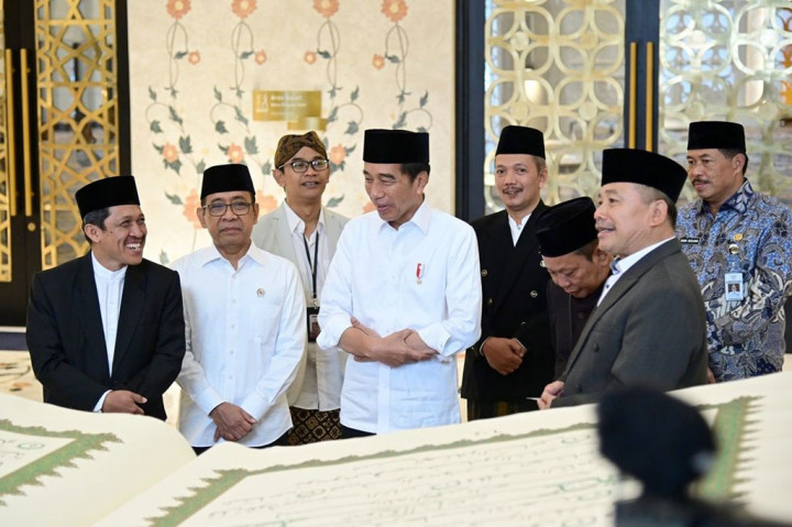 Setibanya di Masjid Mohammed bin Zayed sekitar pukul 06.15 WIB, Presiden terlebih dahulu melakukan salat duha sebelum menuju tempat diletakkannya mushaf Al-Quran. Mushaf itu berukuran 2x3 meter dalam posisi terbuka dengan ketebalan 25 centimeter.