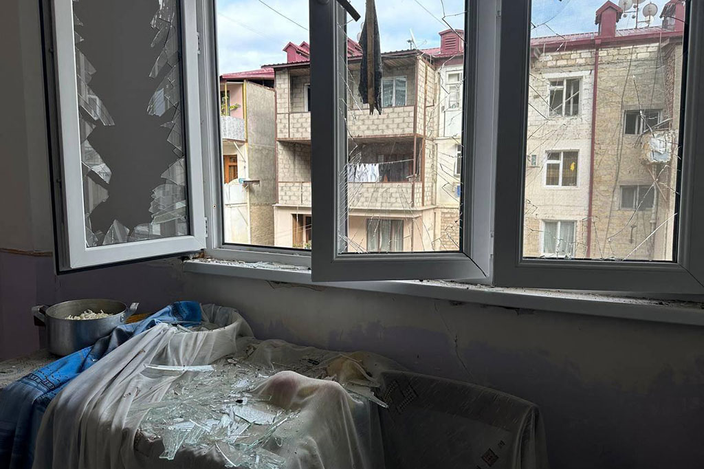 “Setidaknya ada 200 orang tewas dan lebih dari 400 orang terluka,” kata ombudsman hak asasi manusia wilayah Karabakh, Gegham Stepanyan, melalui media sosial. 